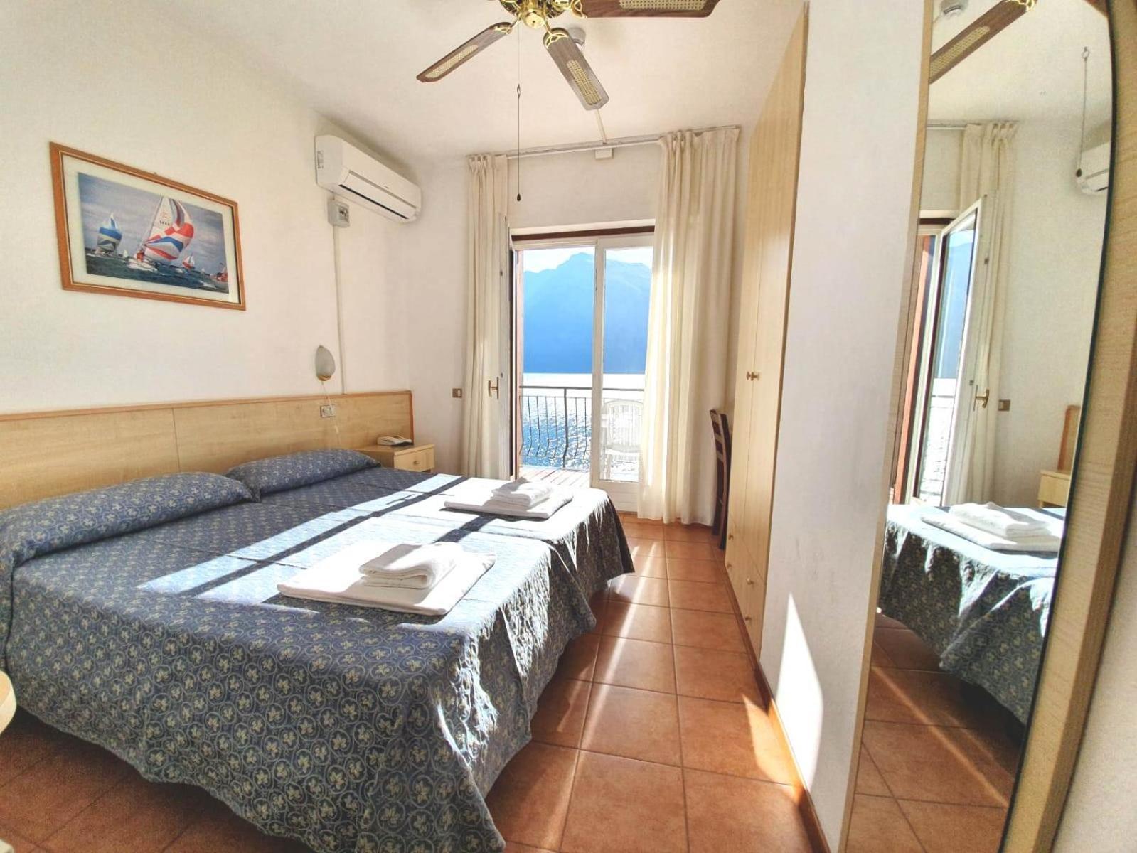 Hotel Castell - Montagnoli Group Лимоне-суль-Гарда Номер фото