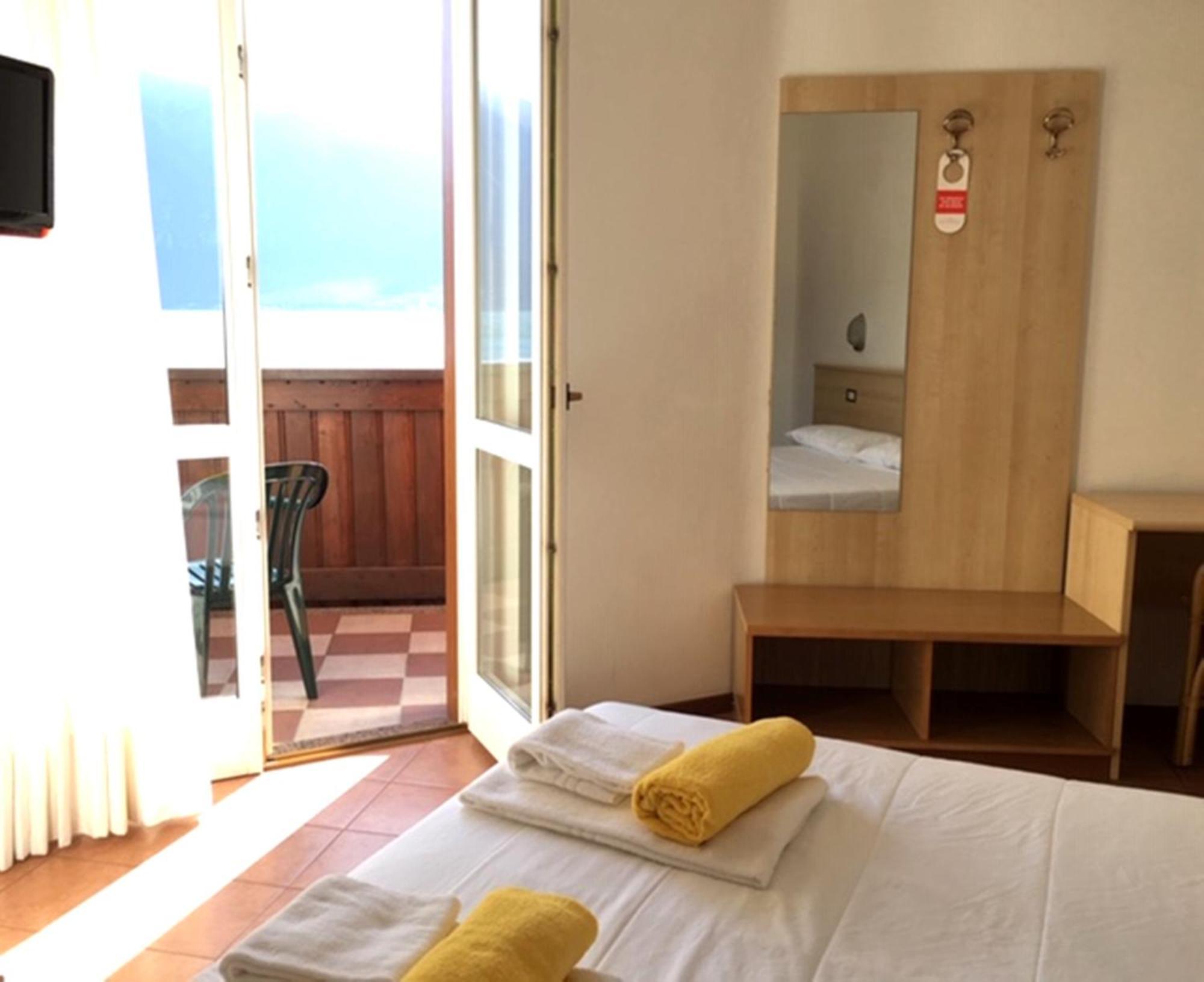 Hotel Castell - Montagnoli Group Лимоне-суль-Гарда Номер фото