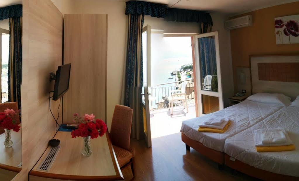Hotel Castell - Montagnoli Group Лимоне-суль-Гарда Экстерьер фото
